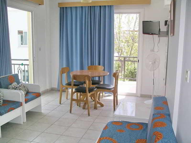 Renos Hotel Apts Polis Bagian luar foto