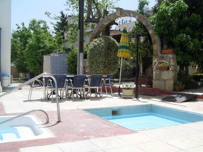 Renos Hotel Apts Polis Bagian luar foto
